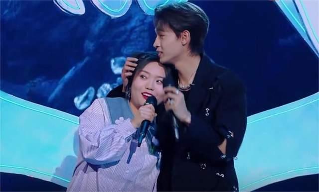 刘大锤爆料三年恋情视频,甜蜜瞬间回顾,揭秘明星爱情故事 第1张 刘大锤爆料三年恋情视频,甜蜜瞬间回顾,揭秘明星爱情故事 第1张